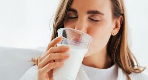 drinking-milk-after-tooth-extraction