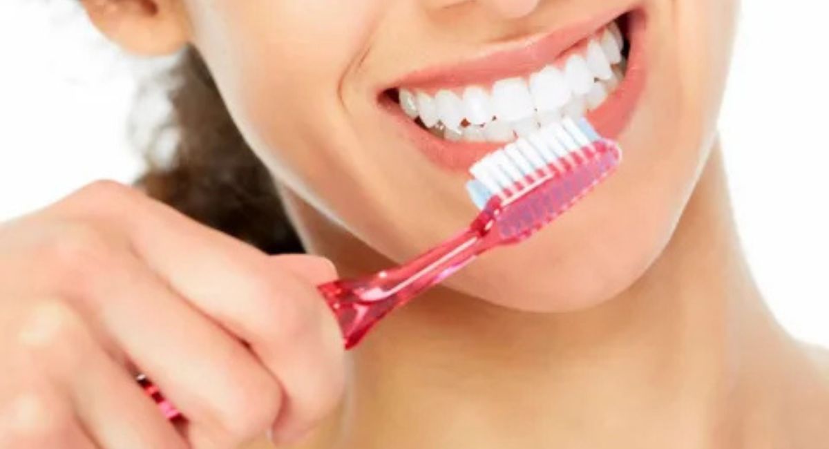 Can we Use Baking Soda to Brush Your Teeth? Shocking Truth 3 how-to-brush-teeth-with-baking-soda-the-right-way