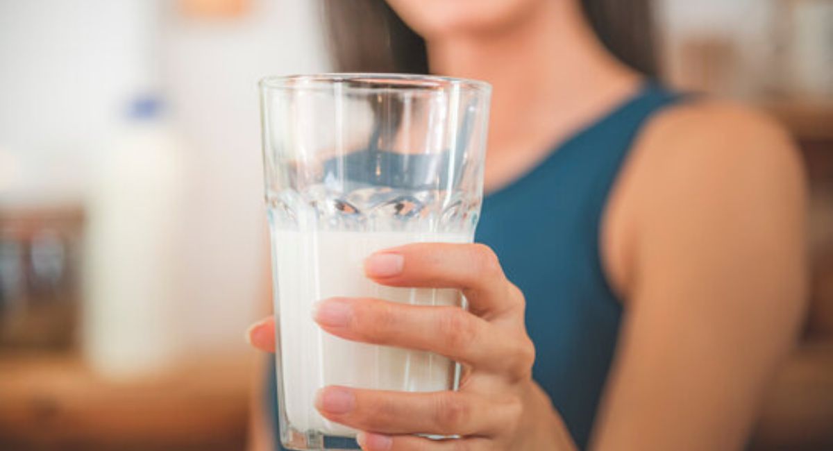 is-drinking-milk-at-night-good