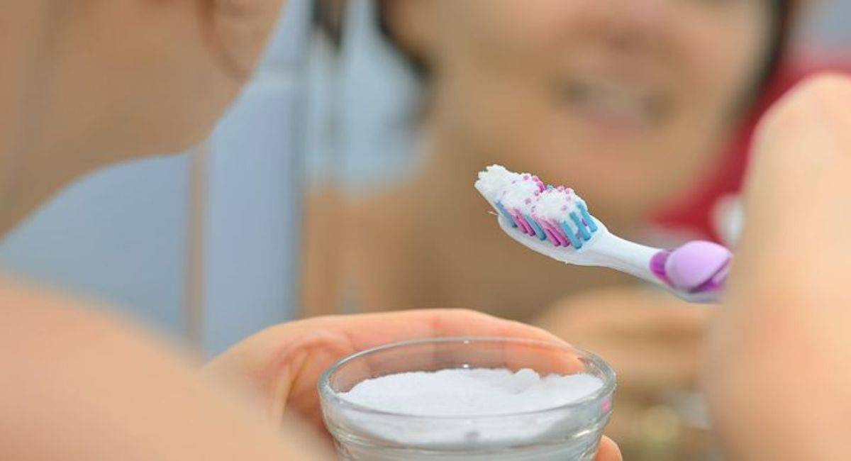 use-baking-soda-to-brush-your-teeth