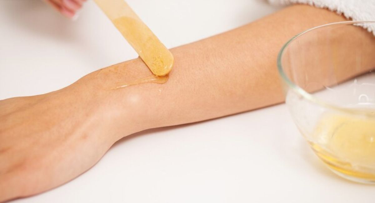 How to Get Wax Off Skin Safely – Quick Home Methods That Work 3 natural-oils-help-remove-wax-from-skin